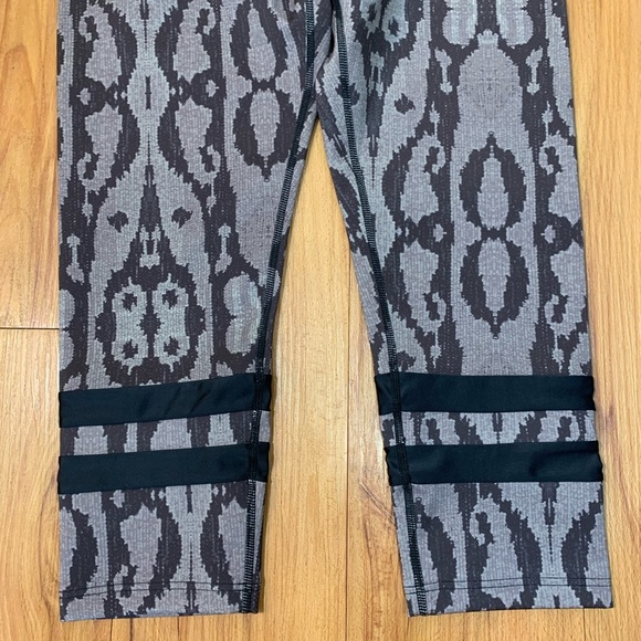 THE UPSIDE Pattern 3/4 Crop Leggings - Picture 6 of 13